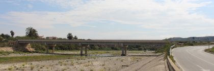Carretera y puente sobre río Almanzora